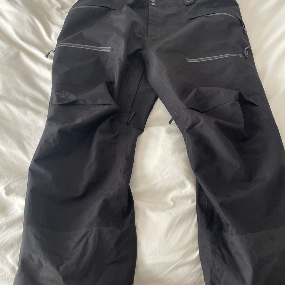North Face men’s ski pants that are like new.